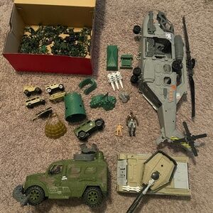 Military Tous